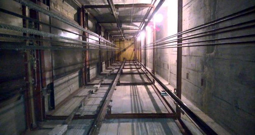 Bakıda bir nəfər liftin şaxtasına düşdü Bakıda bir nəfər liftin şaxtasına düşdü