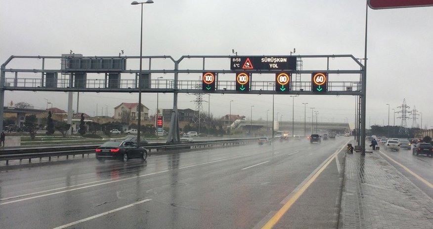 Bakının əsas yollarında sürət həddi aşağı salınıb Bakının əsas yollarında sürət həddi aşağı salınıb