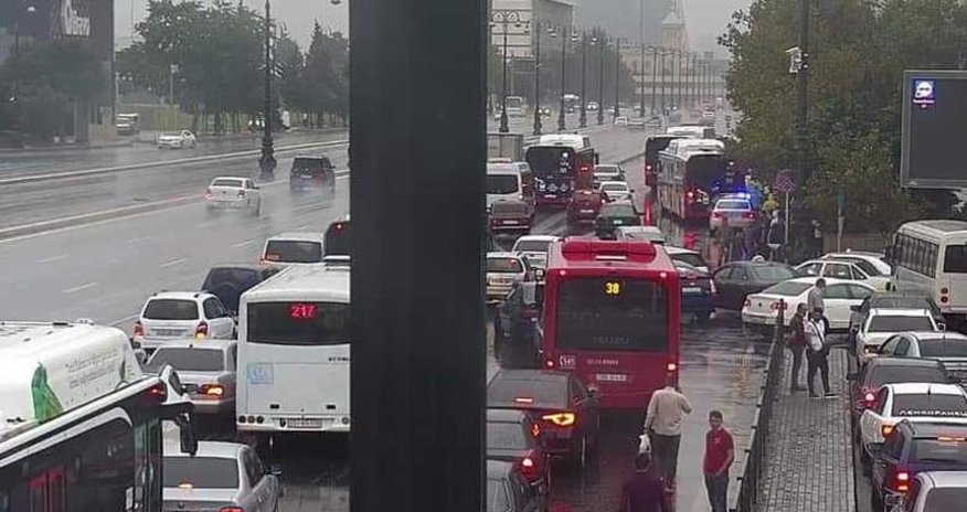 Bakıda bu prospektdə qəza baş verdi, yollarda tıxac yarandı - FOTO Bakıda bu prospektdə qəza baş verdi, yollarda tıxac yarandı - FOTO