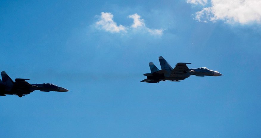 Российский Су-27 перехватил самолеты из США и Великобритании над Черным морем Российский Су-27 перехватил самолеты из США и Великобритании над Черным морем