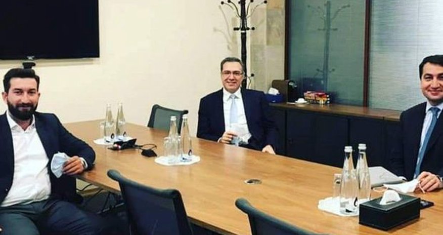 Prezidentin köməkçiləri tanınmış videoblogerlə görüşdü Prezidentin köməkçiləri tanınmış videoblogerlə görüşdü