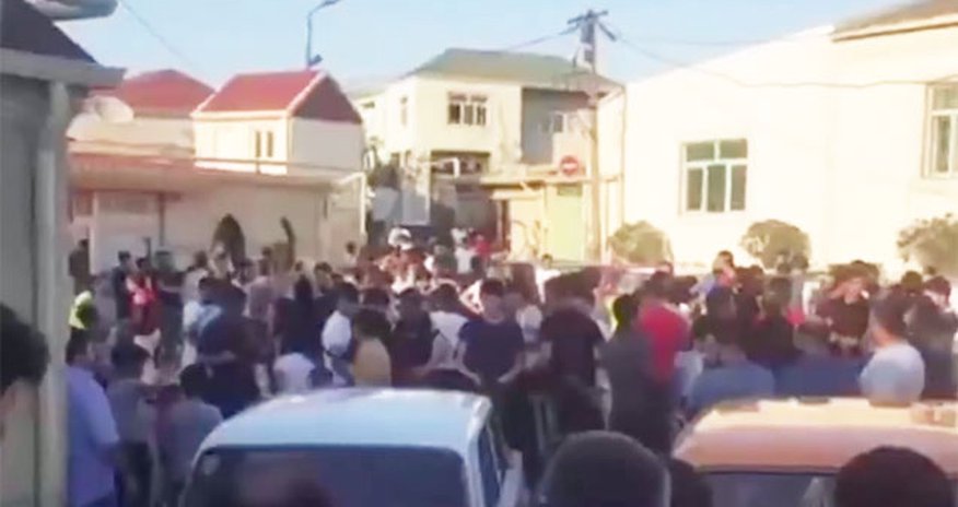 Balaxanıda nə baş verir?-FOTOSESSİYA İZDİHAMI- VİDEO Balaxanıda nə baş verir?-FOTOSESSİYA İZDİHAMI- VİDEO