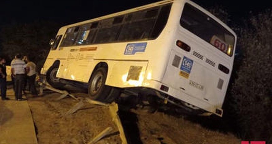 SON DƏQİQƏ: Bakıda sərnişin avtobusu qəzaya uğrayıb - FOTO SON DƏQİQƏ: Bakıda sərnişin avtobusu qəzaya uğrayıb - FOTO
