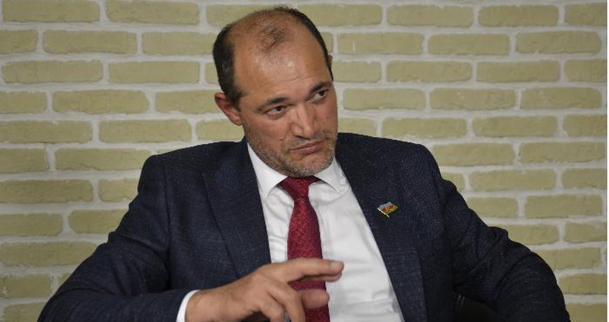Deputatı yolda saxlayan polislə bağlı tədbir görüləcək Deputatı yolda saxlayan polislə bağlı tədbir görüləcək