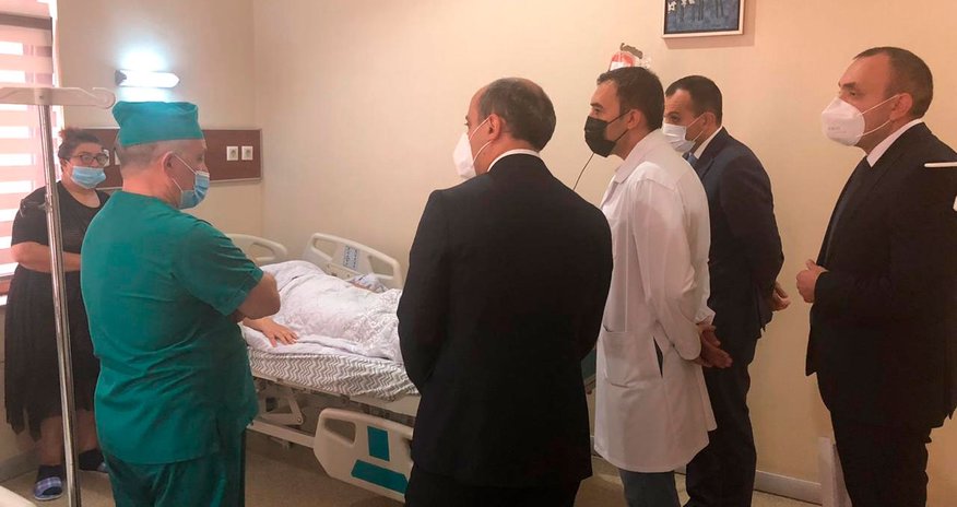 Nazir intihara cəhd edən şagirdlə görüşdü Nazir intihara cəhd edən şagirdlə görüşdü