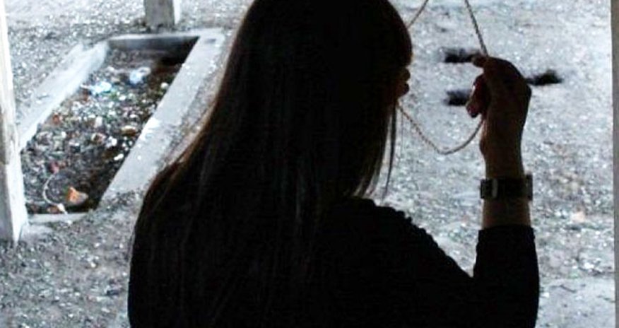 Azərbaycanda 22 yaşlı qadın intihar etdi Azərbaycanda 22 yaşlı qadın intihar etdi