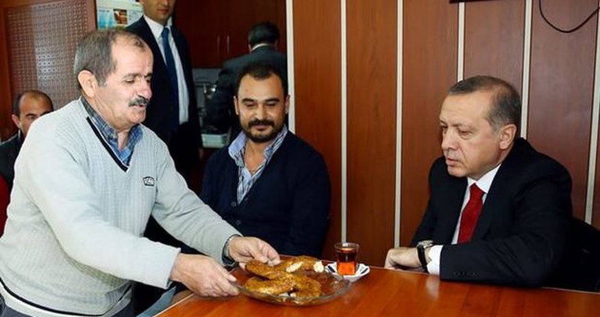 Ərdoğan ona təqdim olunan bibər mürəbbəsini dadmaqdan imtina etdi Ərdoğan ona təqdim olunan bibər mürəbbəsini dadmaqdan imtina etdi