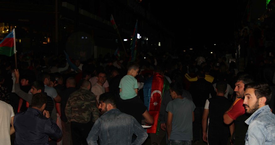Bakı sakinləri Suqovuşan kəndinin alınmasını qeyd etmək üçün küçəyə axışdı - FOTOLAR Bakı sakinləri Suqovuşan kəndinin alınmasını qeyd etmək üçün küçəyə axışdı - FOTOLAR