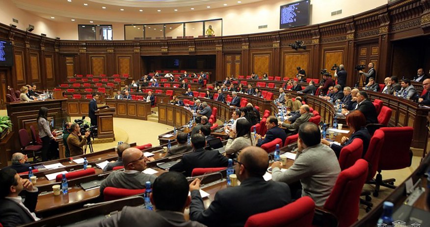 Ermənistan parlamentində jurnalist döyülüb Ermənistan parlamentində jurnalist döyülüb