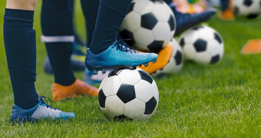 Futbolçular səhv edən komanda yoldaşını döydülər Futbolçular səhv edən komanda yoldaşını döydülər