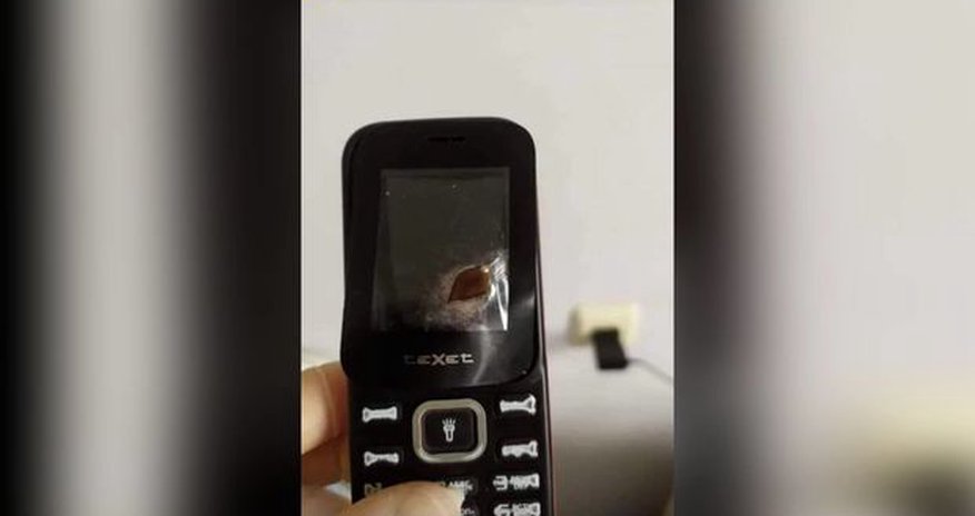 Hərbçimizin həyatını xilas edən mobil telefon - FOTO Hərbçimizin həyatını xilas edən mobil telefon - FOTO