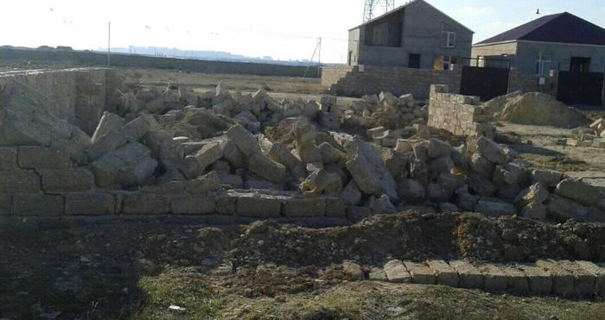 İcra Hakimiyyəti ön cəbhədə döyüşən əsgərin tikilməkdə olan evini sökdürüb - İDDİA+ FOTOLAR İcra Hakimiyyəti ön cəbhədə döyüşən əsgərin tikilməkdə olan evini sökdürüb - İDDİA+ FOTOLAR