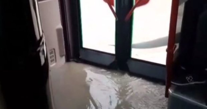 Bakıda avtobusu su basdı - VİDEO Bakıda avtobusu su basdı - VİDEO