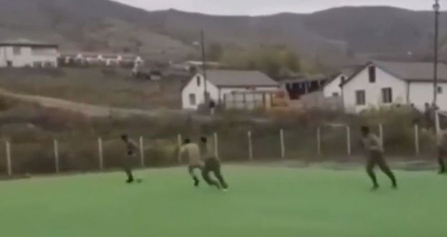 Düşmənə qan udduran əsgərlərimiz yorğunluqlarını futbolla çıxardı - VİDEO Düşmənə qan udduran əsgərlərimiz yorğunluqlarını futbolla çıxardı - VİDEO