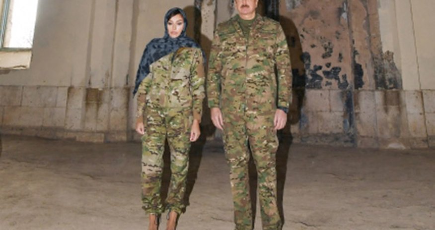 Prezidentlə xanımından məsciddə nümunəvi addım - Foto Prezidentlə xanımından məsciddə nümunəvi addım - Foto