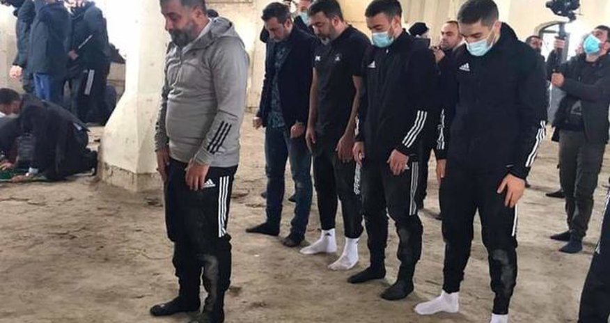 “Qarabağ” futbol klubunun üzvləri Ağdamın Cümə məscidində namaz qılıb - FOTO “Qarabağ” futbol klubunun üzvləri Ağdamın Cümə məscidində namaz qılıb - FOTO