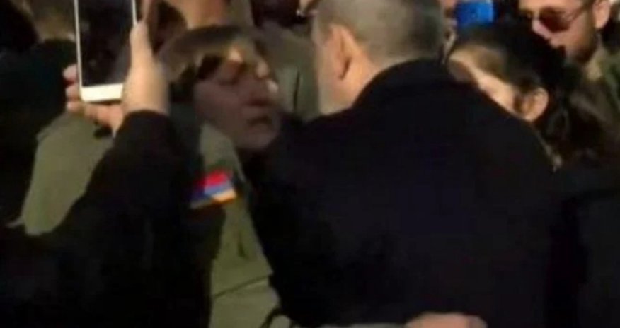 Erməni qadın: Paşinyan, sənin oğlun kimi, mənimki də burada olmalı idi, amma qəbirdədir Erməni qadın: Paşinyan, sənin oğlun kimi, mənimki də burada olmalı idi, amma qəbirdədir