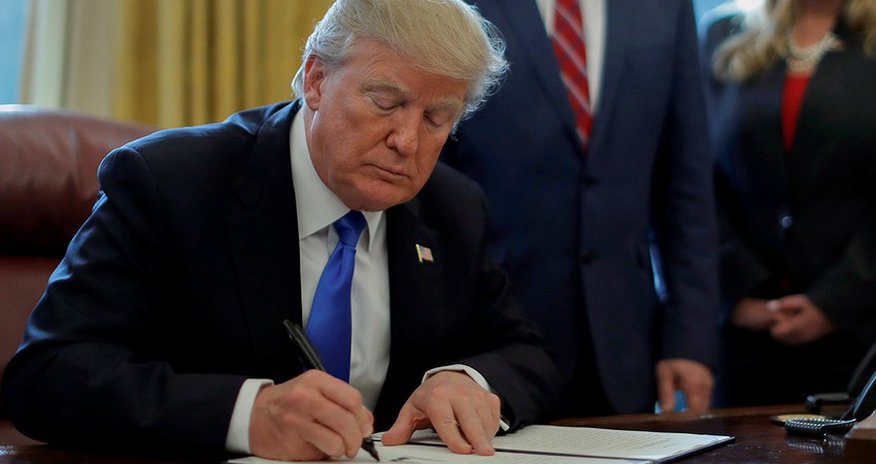 Трамп подписал однодневный бюджет США Трамп подписал однодневный бюджет США