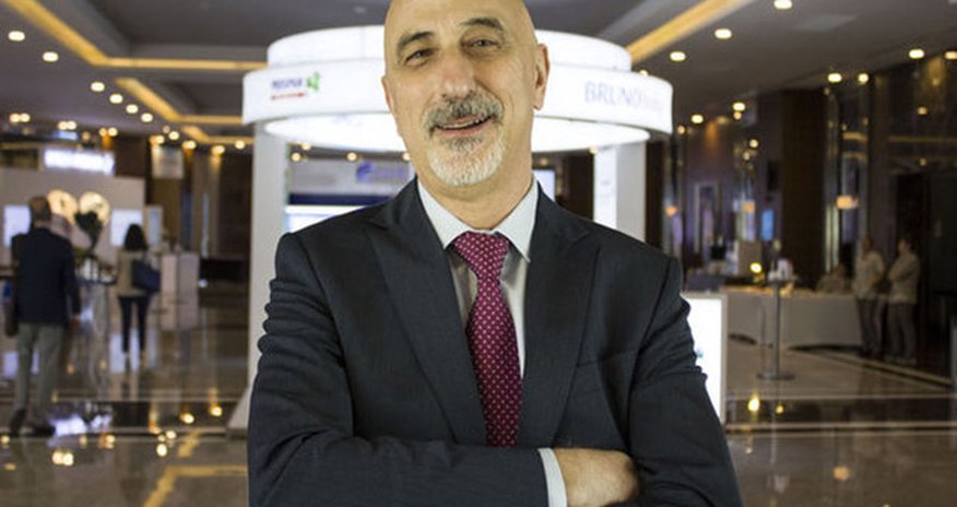 Peyvənd olunan insanlara çip qoyulacağı iddialarına - Türk professordan cavab Peyvənd olunan insanlara çip qoyulacağı iddialarına - Türk professordan cavab