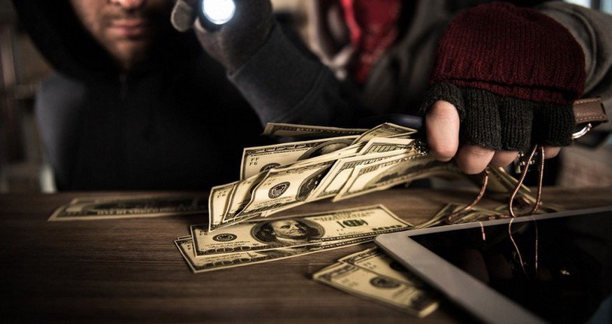 Bakıda mağazadan 10 min ABŞ dolları oğurlandı Bakıda mağazadan 10 min ABŞ dolları oğurlandı