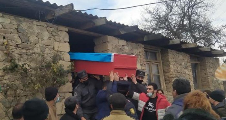 Vətən müharibəsində şəhid olan hərbi qulluqçusu Tovuzda dəfn edildi - FOTO Vətən müharibəsində şəhid olan hərbi qulluqçusu Tovuzda dəfn edildi - FOTO