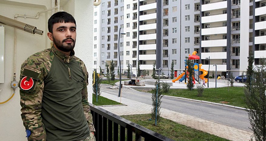 Vaqonda yaşayan qazimizə yeni evinin açarları verildi - Fotolar Vaqonda yaşayan qazimizə yeni evinin açarları verildi - Fotolar