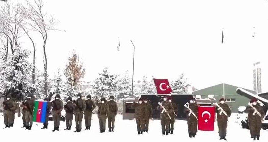 Hərbçilərimiz təlimlərin keçiriləcəyi Qarsda - VİDEO Hərbçilərimiz təlimlərin keçiriləcəyi Qarsda - VİDEO