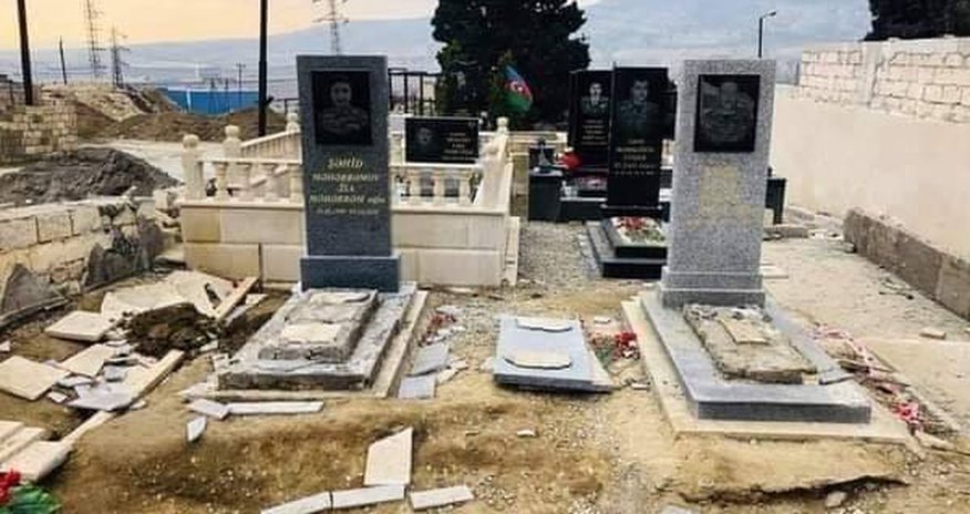 "Xəzər TV" yol kənarında dəfn olunan şəhidlərlə bağlı qalmaqallı reportaj hazırlayıb - VİDEO "Xəzər TV" yol kənarında dəfn olunan şəhidlərlə bağlı qalmaqallı reportaj hazırlayıb - VİDEO