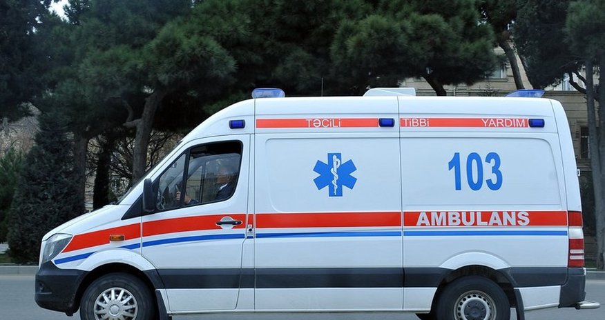 В Баку автомобиль сбил отца с сыном В Баку автомобиль сбил отца с сыном