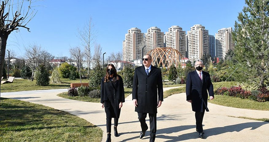 Prezident xanımı ilə yeni parkı gəzdi - Fotolar Prezident xanımı ilə yeni parkı gəzdi - Fotolar