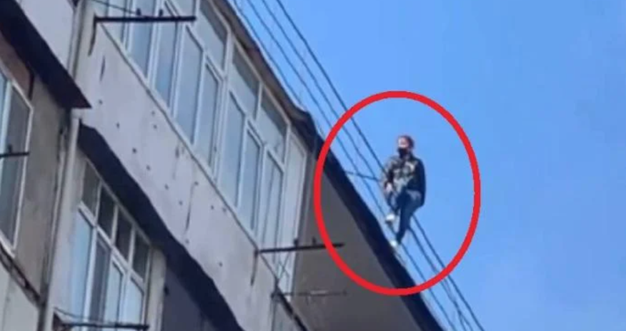 Bakıda gənc qadın özünü binadan atmaq istədi, son anda xilas olundu - Video Bakıda gənc qadın özünü binadan atmaq istədi, son anda xilas olundu - Video