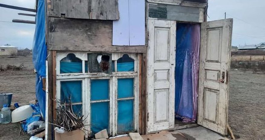 В Имишли женщина с тремя детьми живет в палатке - ФОТО В Имишли женщина с тремя детьми живет в палатке - ФОТО