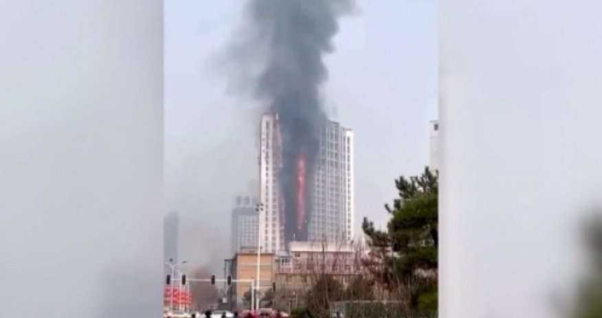 Çində 26 mərtəbəli bina yandı Çində 26 mərtəbəli bina yandı