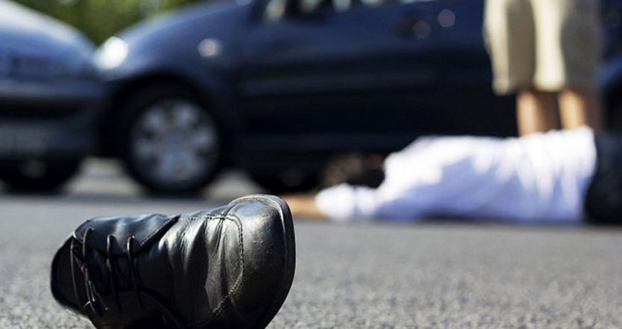 Yolu keçmək istəyənləri maşın vurdu, biri öldü Yolu keçmək istəyənləri maşın vurdu, biri öldü