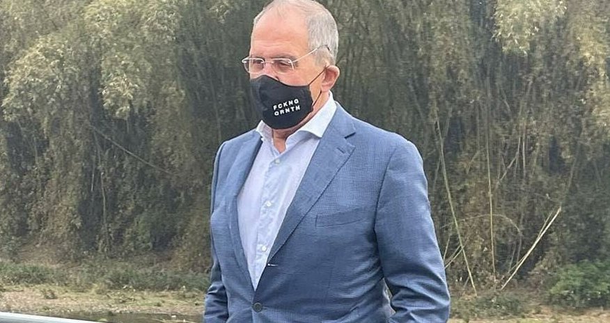 Lavrovun maskasındakı yazı diqqəti cəlb edib Lavrovun maskasındakı yazı diqqəti cəlb edib