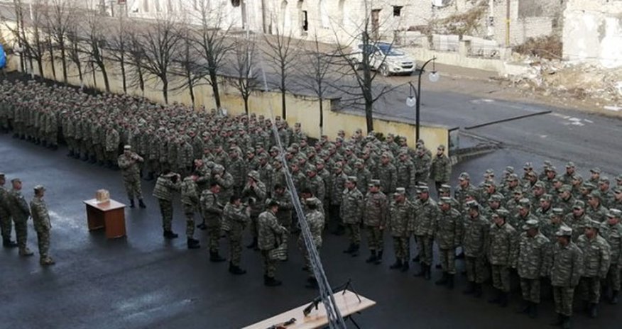 Ehtiyata buraxılan hərbçilər yola salındı Ehtiyata buraxılan hərbçilər yola salındı