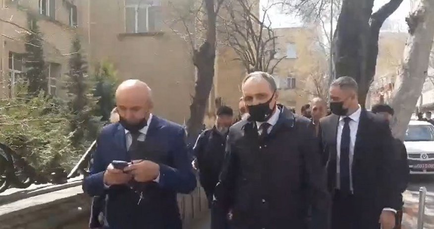 Baş prokuror itkin düşən hərbçilərin ailə üzvləri ilə görüşüb Baş prokuror itkin düşən hərbçilərin ailə üzvləri ilə görüşüb