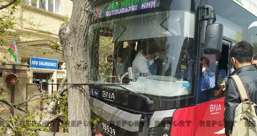 “BakuBus”un avtobusu ağaca çırpılıb, xəsarət alanlar var “BakuBus”un avtobusu ağaca çırpılıb, xəsarət alanlar var