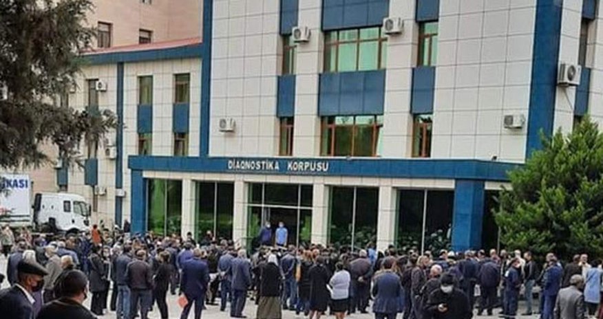 Baş həkim Milli Onkologiya Mərkəzinin qarşısındakı sıxlıqdan danışdı Baş həkim Milli Onkologiya Mərkəzinin qarşısındakı sıxlıqdan danışdı