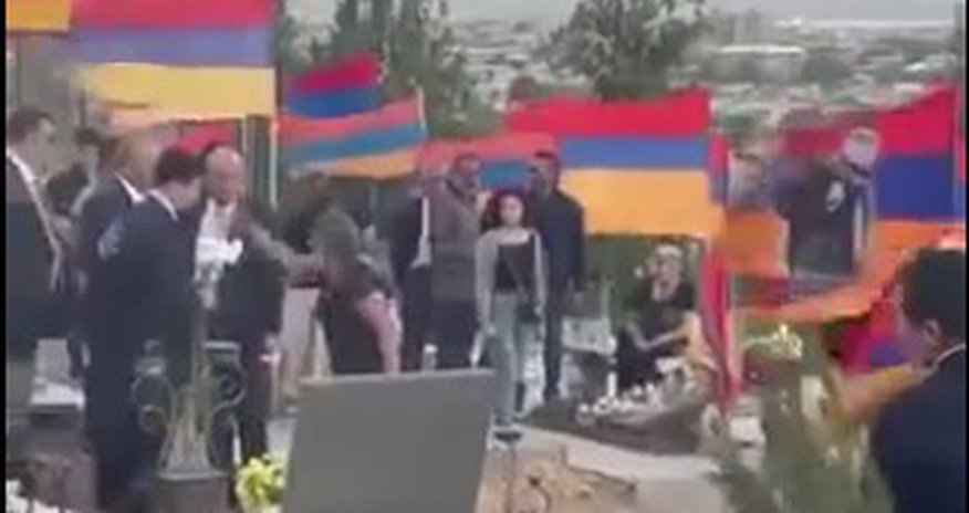 Роберта Кочаряна выгнали с кладбища Ераблур в Армении - ВИДЕО Роберта Кочаряна выгнали с кладбища Ераблур в Армении - ВИДЕО
