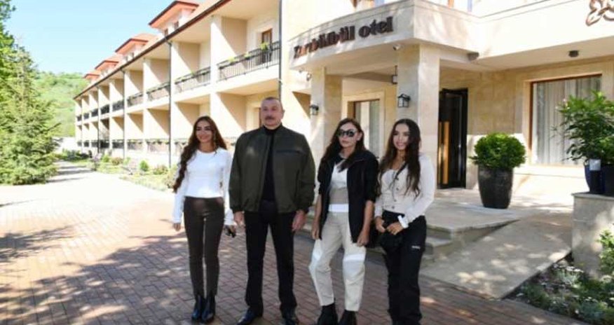 İlham Əliyev ailəsi ilə Şuşada “Xarı Bülbül” otelinin açılışında (FOTOLAR) İlham Əliyev ailəsi ilə Şuşada “Xarı Bülbül” otelinin açılışında (FOTOLAR)