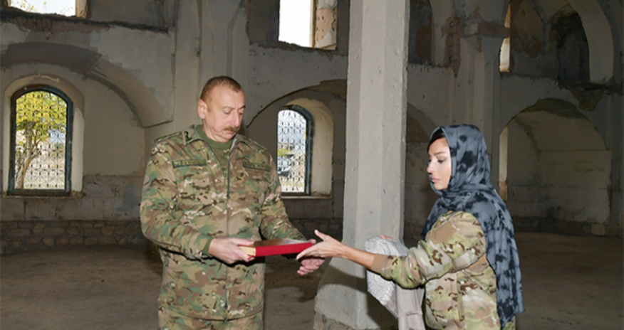 Şeyx Prezident və ailəsinin Ağdam məscidinə hədiyyə etdiyi “Quran”dan danışdı Şeyx Prezident və ailəsinin Ağdam məscidinə hədiyyə etdiyi “Quran”dan danışdı