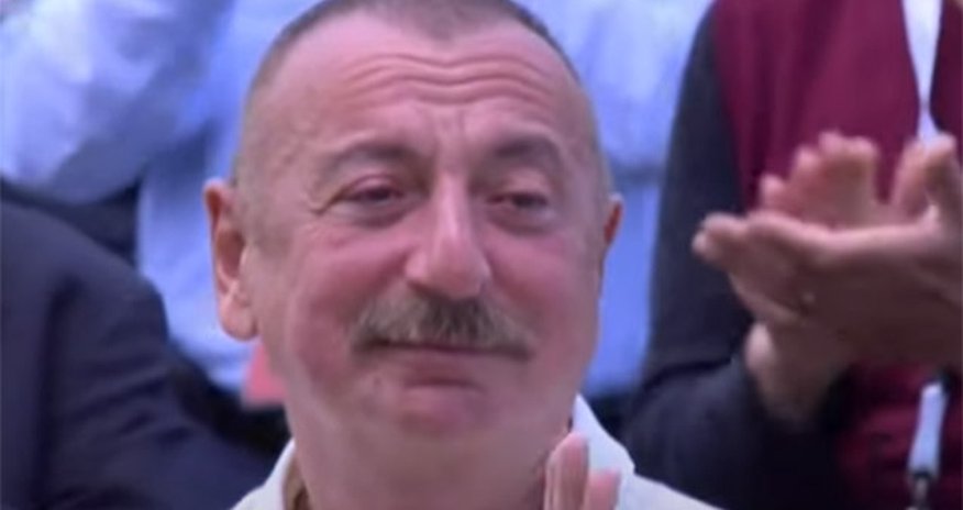 Şuşada atasının səs yazısını eşidən Prezident kövrəldi... - VİDEO Şuşada atasının səs yazısını eşidən Prezident kövrəldi... - VİDEO