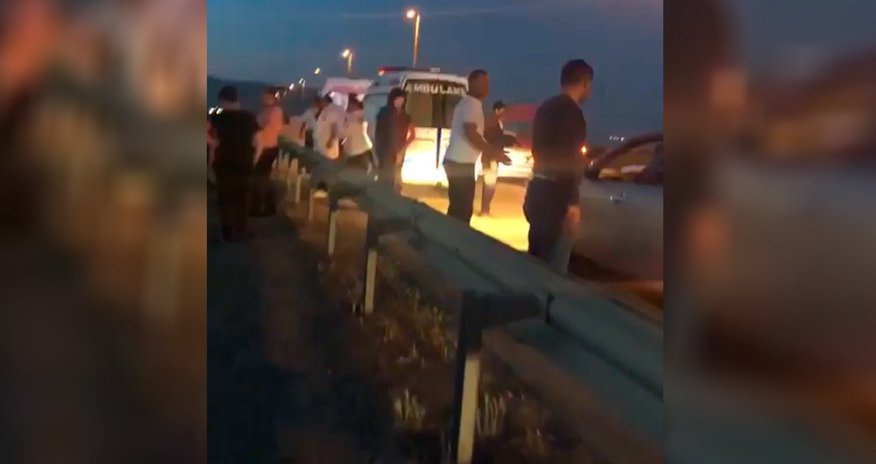 Bakıda dəhşət! Qardaş qardaşını qorumaq üçün özünü maşının altına atdı - VİDEO Bakıda dəhşət! Qardaş qardaşını qorumaq üçün özünü maşının altına atdı - VİDEO