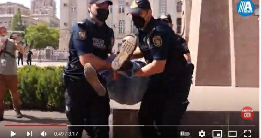Bakıda polis vətəndaşları saxladı-VIDEO Bakıda polis vətəndaşları saxladı-VIDEO