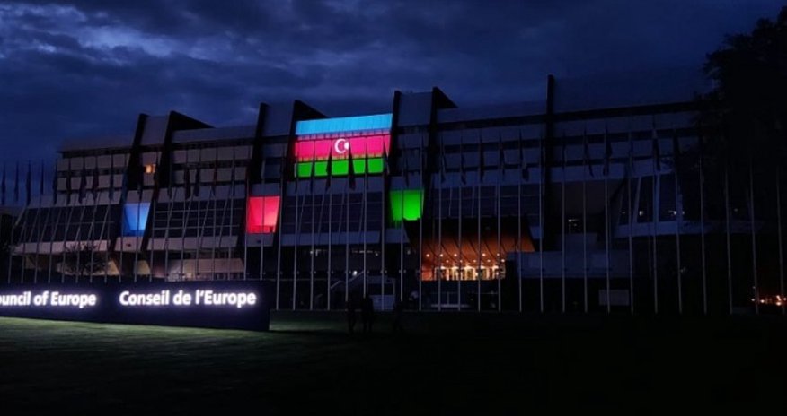 Avropa Şurasının baş qərargahı Azərbaycan bayrağının rəngləri ilə işıqlandırılıb Avropa Şurasının baş qərargahı Azərbaycan bayrağının rəngləri ilə işıqlandırılıb