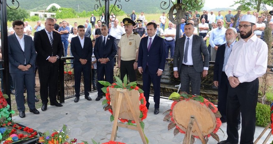 Şəhidin ad günü məzarı yanında qeyd olunub Şəhidin ad günü məzarı yanında qeyd olunub