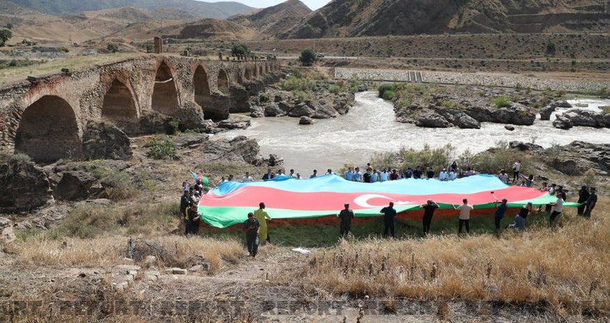 Xudafərində nəhəng bayraq asıldı Xudafərində nəhəng bayraq asıldı