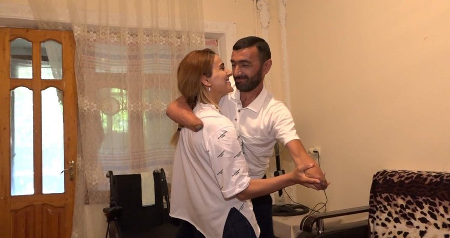 Azərbaycanda hamı bu qadını danışır: Əli və ayağı olmayan yoldaşını qucağında gəzdirir - VİDEO Azərbaycanda hamı bu qadını danışır: Əli və ayağı olmayan yoldaşını qucağında gəzdirir - VİDEO