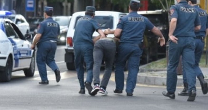 Сторонники Пашиняна напали на штаб блока Кочаряна Сторонники Пашиняна напали на штаб блока Кочаряна